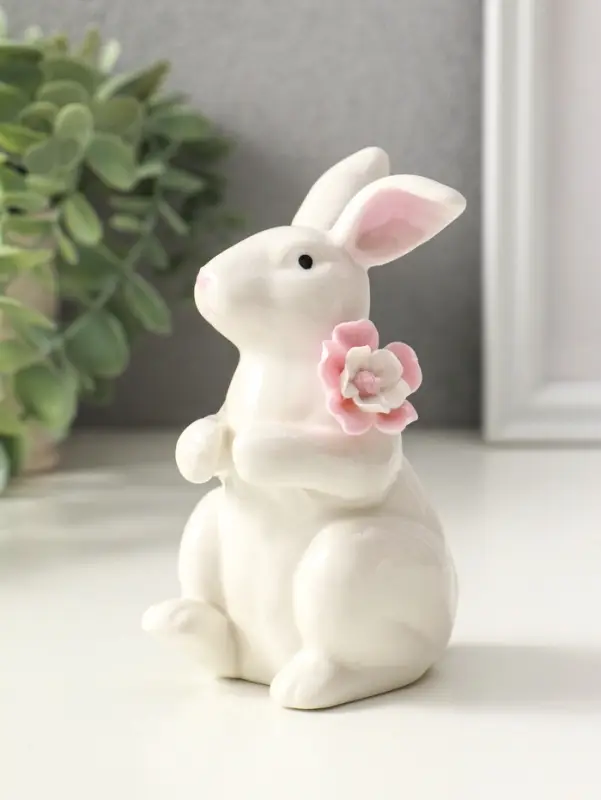 Сувенир керамика "Зайка с цветком" белый 4,5х8х11,8 см