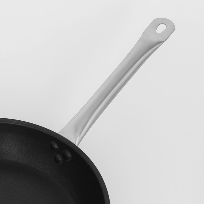 Сковорода из нержавеющей стали Hanna Knövell, d=28 см, h=5,5, толщина стенки 0,6 мм, длина ручки 25 см, антипригарное покрытие, индукция Сковорода из нержавеющей стали Hanna Knövell, d=28 см, h=5,5, толщина стенки 0,6 мм, длина ручки 25 см, антипригарное покрытие, индукция