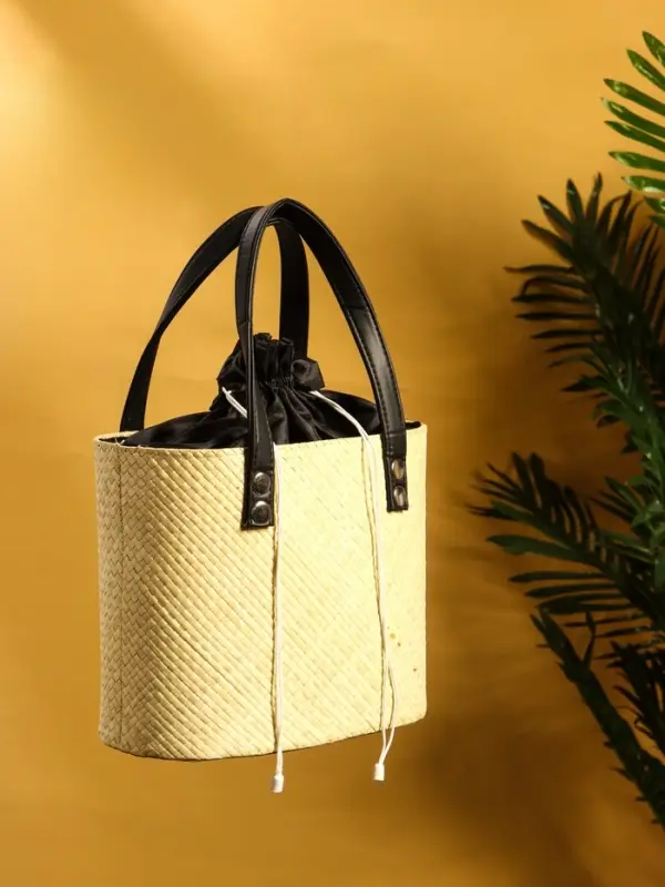 Сумка плетёная из пандана, 26×15×38 см, бежево-чёрная