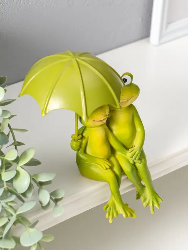 Сувенир полистоун "Влюблённые лягушата под зонтом" на полку 14 см