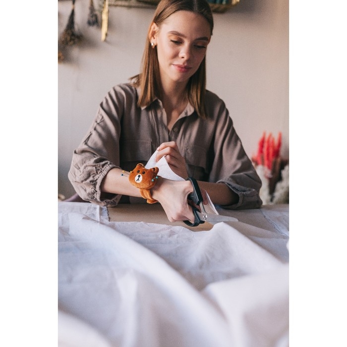 Игольница на браслете «Мишка», 23×6.5 см, коричневая Игольница на браслете «Мишка», 23×6.5 см, коричневая