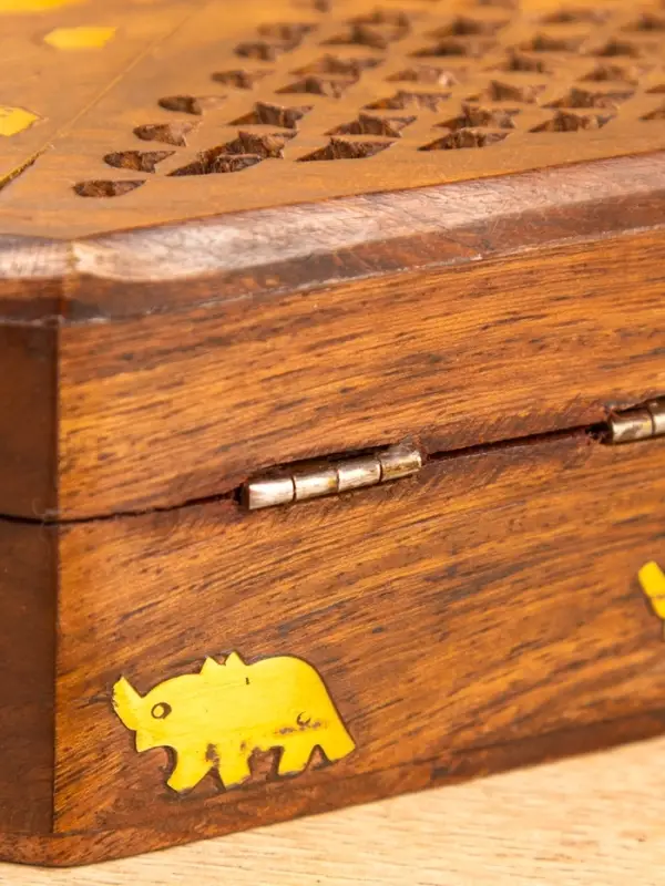 Шкатулка резная Шкатулка резная "Слоник в саду" 15х10х5 см, дерево шишам