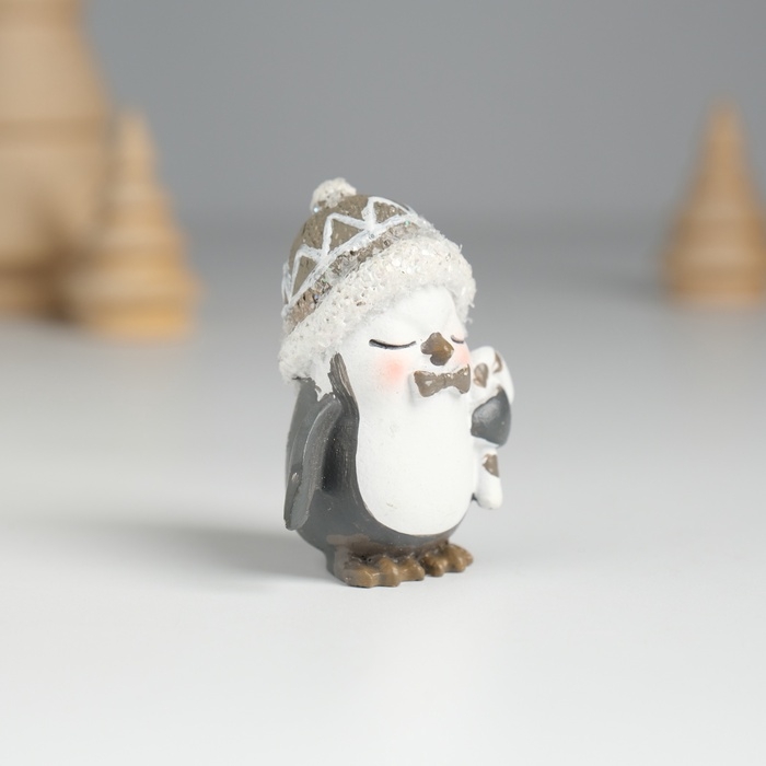 Сувенир полистоун Сувенир полистоун "Пингвин в шапке, с леденцом" 3,5х2,5х4,6 см