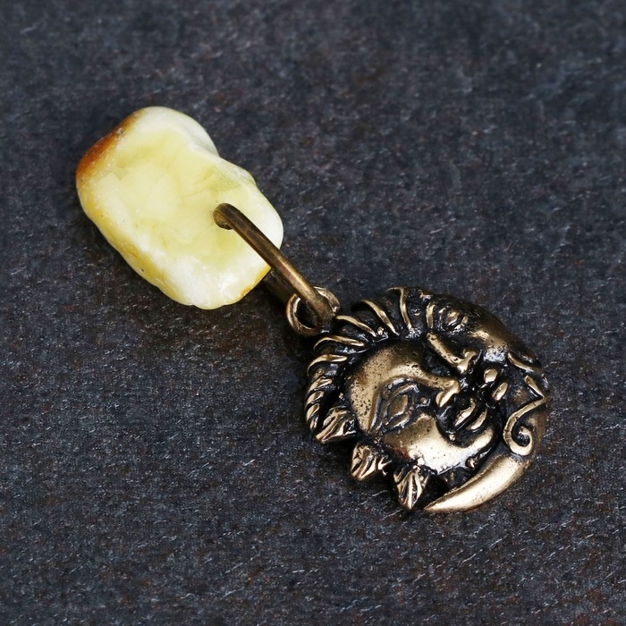 Брелок-талисман  Брелок-талисман "Луна и Солнце", натуральный янтарь