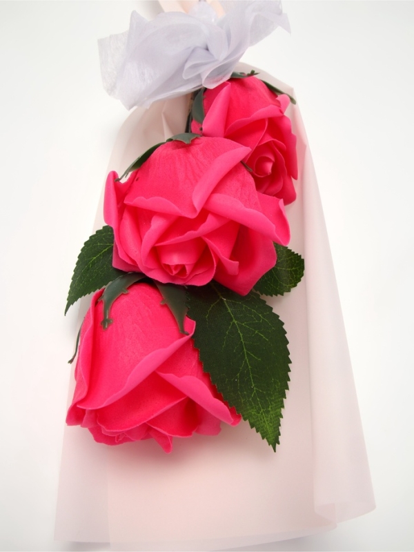 Букет из трех мыльных фуксия роз в колбе.