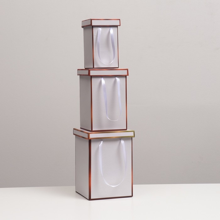 Набор коробок 3 в 1 , золото, 17 х 25 см / 14 х 23 см/ 10 х 18 см Набор коробок 3 в 1 , золото, 17 х 25 см / 14 х 23 см/ 10 х 18 см