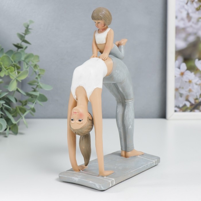 Сувенир полистоун  Сувенир полистоун "Мама в позе колеса, с дочкой" бело-серый 19х7х13 см