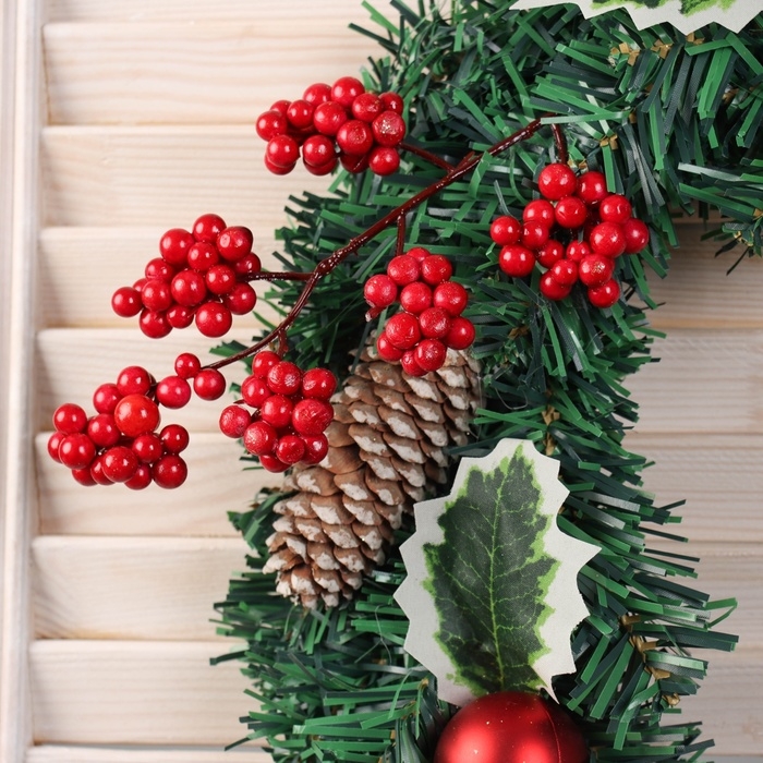 Венок новогодний d-40 см  Венок новогодний d-40 см "Лесной фестиваль" веточки с ягодами листья
