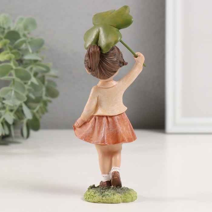 Сувенир полистоун "Малышка с зелёным клевером" 6,5х5,5х15,5 см