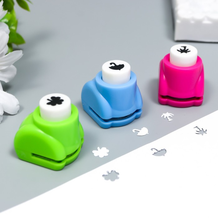 Набор фигурных дыроколов в сундуке d=1 см, 58 шт МИКС Набор фигурных дыроколов в сундуке d=1 см, 58 шт МИКС