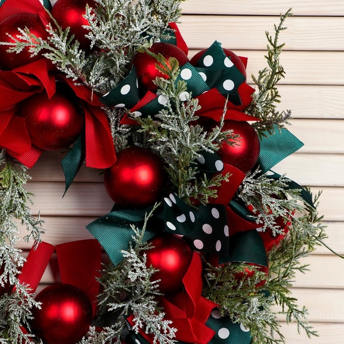 Венок новогодний d- 30 см  Венок новогодний d- 30 см "Уютная сказка" алые шары и ленты в горох