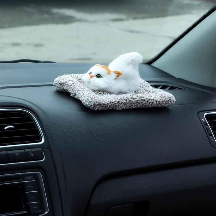 Игрушка на панель авто, кошечка на подушке, бело-рыжий окрас Игрушка на панель авто, кошечка на подушке, бело-рыжий окрас