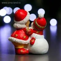 Фигура "Девочка и снеговик" красный 5х8х9см