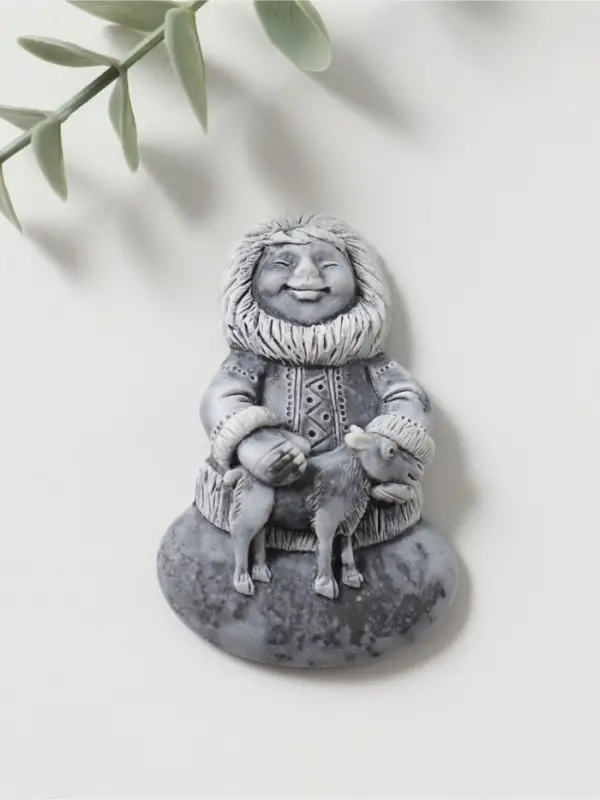 Магнит "Девочка с олененком" (барельеф) , 7,5см