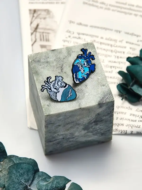Значки-неразлучники &laquo;Сердца&raquo;, 2 шт. 3&times;2 см, белый, голубые в чёрном металле