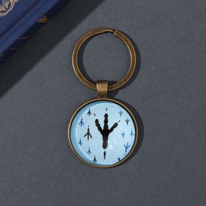 Брелок стекло, металл  Брелок стекло, металл "Круг. Следы голубя" d=3 см