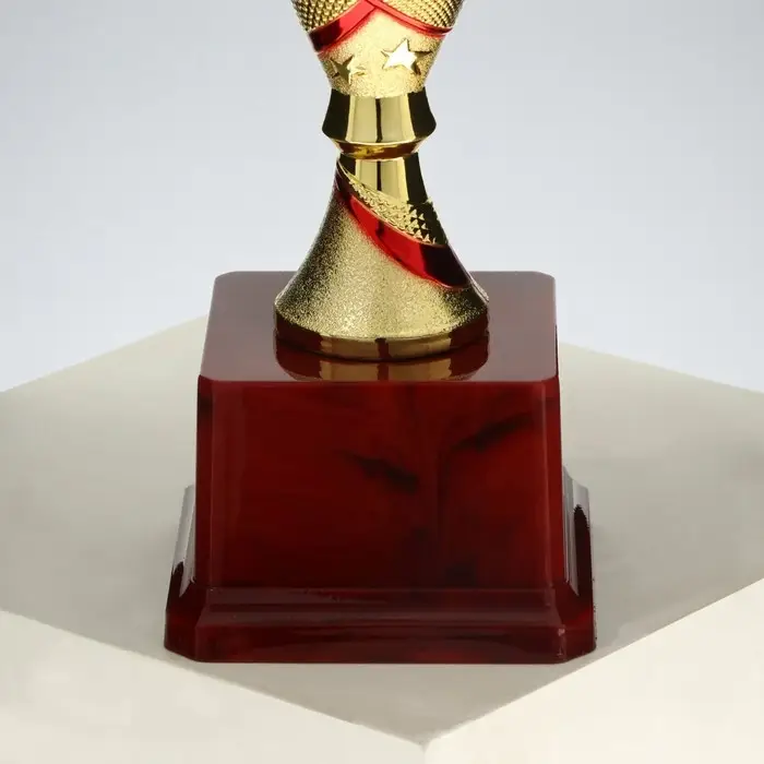Кубок 183B, наградная фигура, золото, подставка пластик, 20.5&times;9.5&times;7.5 см