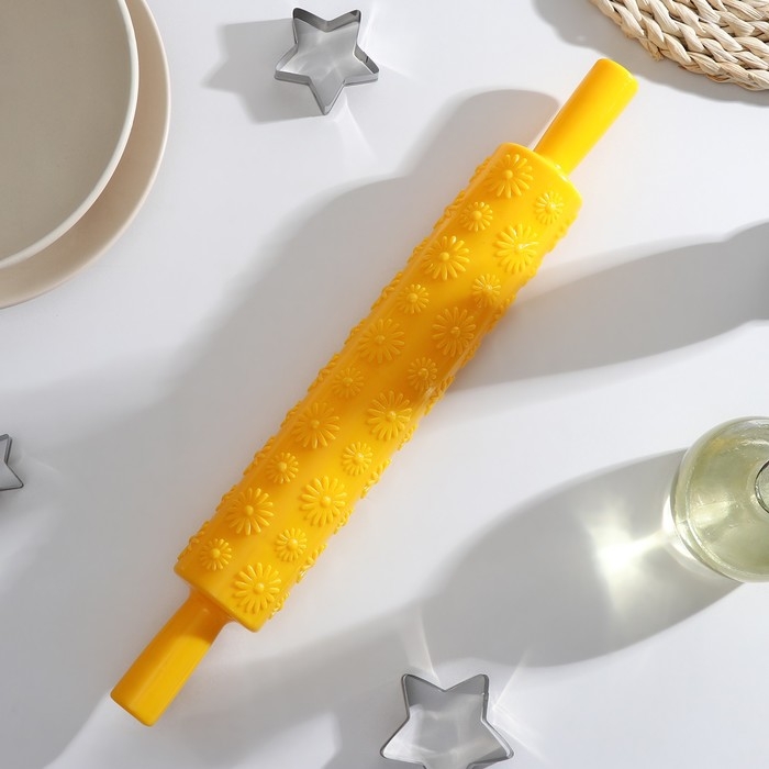 Скалка кондитерская «Ромашки», 37 см, рабочая часть 25 см, фактурная, цвет МИКС Скалка кондитерская «Ромашки», 37 см, рабочая часть 25 см, фактурная, цвет МИКС