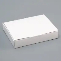 Коробка для 12 конфет, белая с откидной крышкой, 19&times;15&times;3.5 см