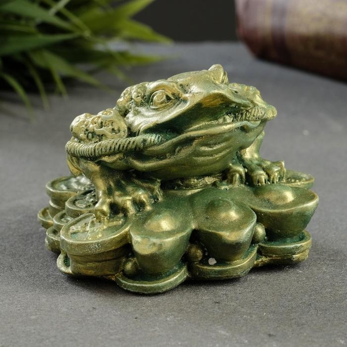 Фигура Фигура "Жаба на деньгах" зеленый с позолотой 8х8х4см