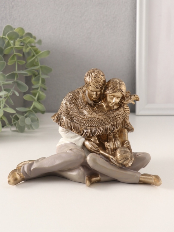 Сувенир полистоун Сувенир полистоун "Молодые родители с малышом, в пледе" 15,5х10,5х11,5 см