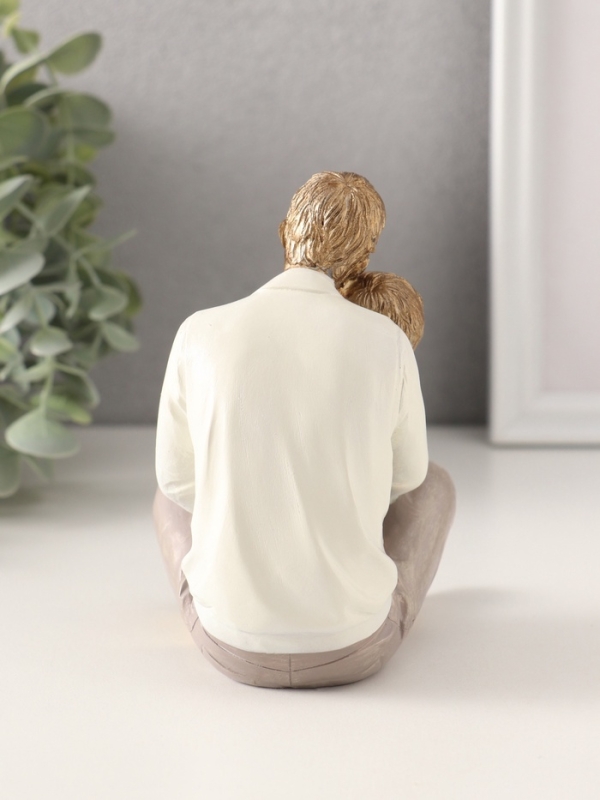 Сувенир полистоун  Сувенир полистоун "Папа держит сына на руках" 10х8х12 см