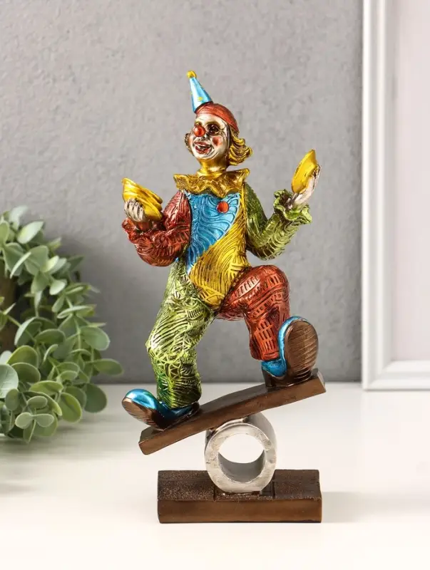 Фигура полистоун &laquo;Клоун-эквилибрист с тарелками&raquo;, 11.8&times;8.3&times;24.9 см