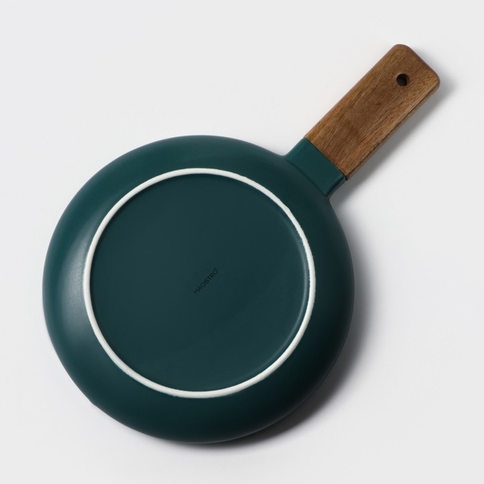 Блюдо фарфоровое для подачи с деревянной ручкой Magistro, d=20 см, цвет зелёный Блюдо фарфоровое для подачи с деревянной ручкой Magistro, d=20 см, цвет зелёный