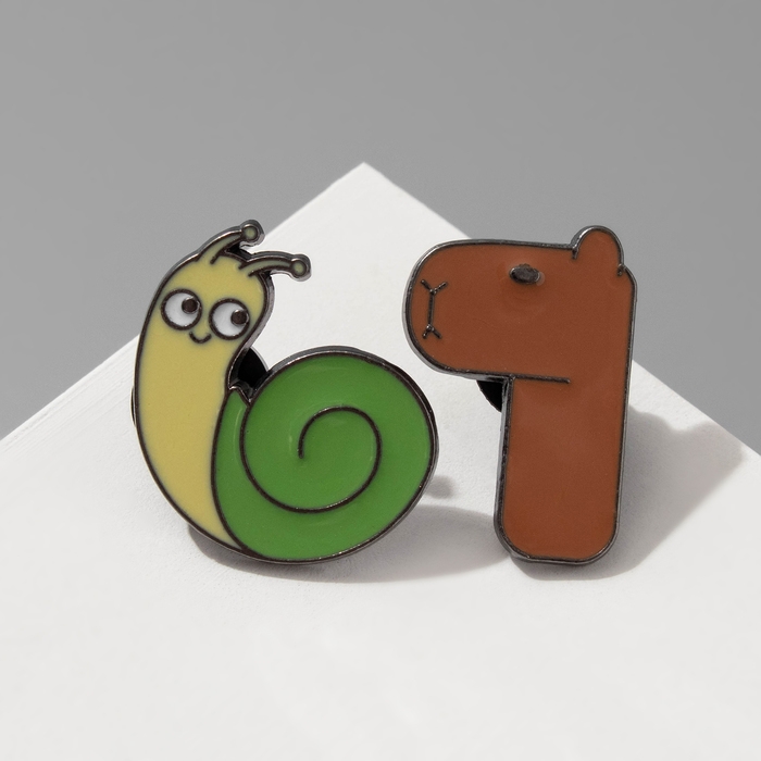 Набор значков (2шт) Набор значков (2шт) "Зоо" улитка и капибара, цветной в чёрном металле