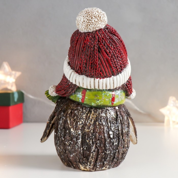 Сувенир полистоун Сувенир полистоун "Пингвин в красной шапке и зелёном шарфе" 17,5х11,5 см