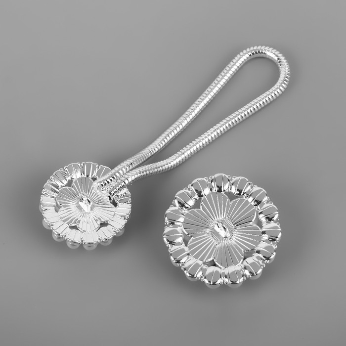 Декоративная застёжка, d = 2,5/3 см, цвет серебряный/белый Декоративная застёжка, d = 2,5/3 см, цвет серебряный/белый