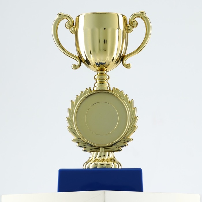 Кубок 057, наградная фигура, золото, подставка пластик, 14 х 6,5 х 6,3 см. Кубок 057, наградная фигура, золото, подставка пластик, 14 х 6,5 х 6,3 см.