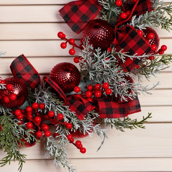 Венок новогодний d- 37 см  Венок новогодний d- 37 см "Уютная сказка" клетчатые ленты веточки шары
