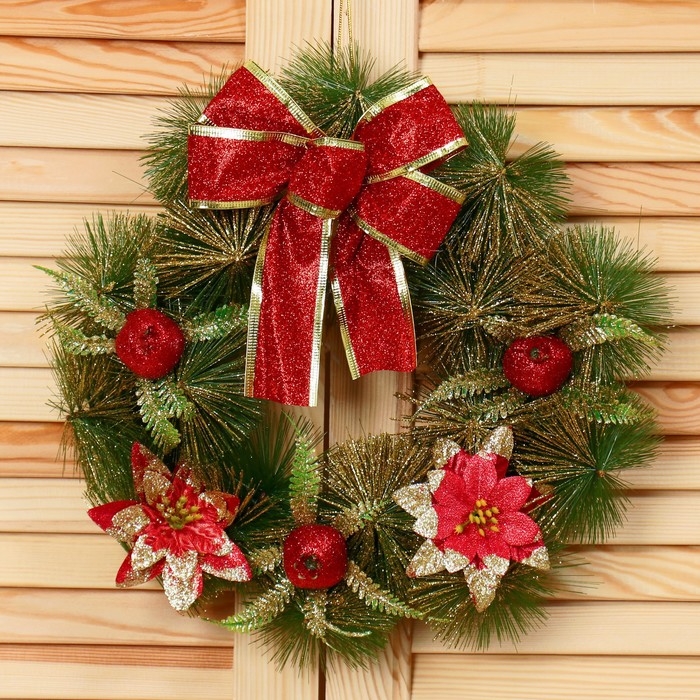 Венок новогодний d-28 см  Венок новогодний d-28 см "Бантик" с красными цветами