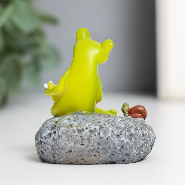 Сувенир полистоун Сувенир полистоун "Лягушонок на камне с улиткой - чтение" 5,2х5х5,7 см