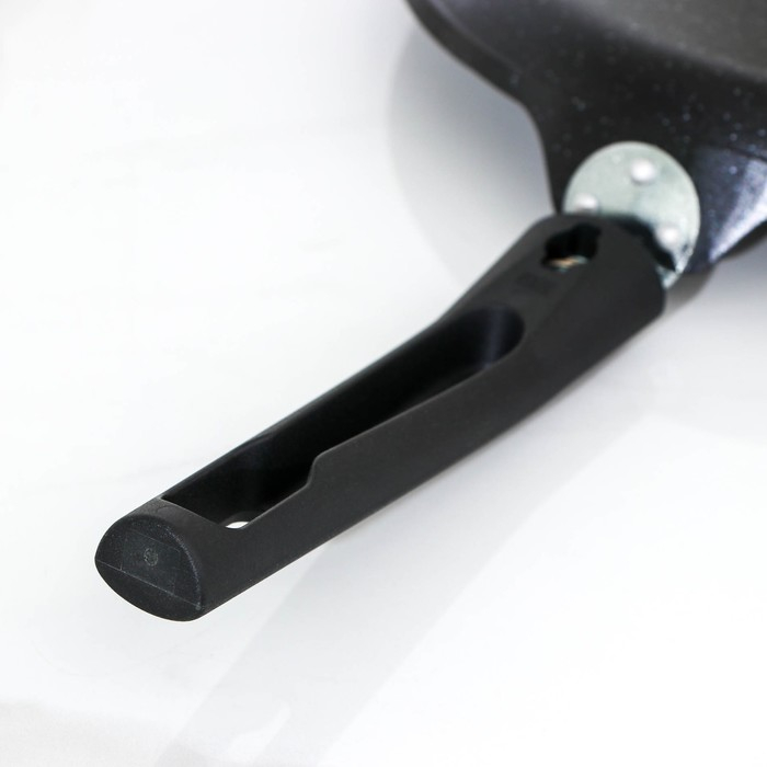 Сковорода блинная, d=24 см, пластиковая ручка, антипригарное покрытие, цвет тёмный мрамор Сковорода блинная, d=24 см, пластиковая ручка, антипригарное покрытие, цвет тёмный мрамор