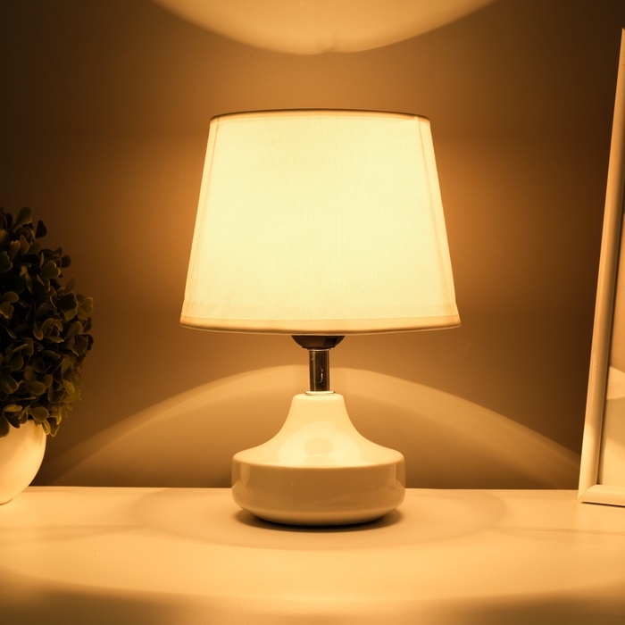 Настольная лампа с абажуром RISALUX «Блеск», 1×40 Вт, Е27, белый, 17×17×24 см Настольная лампа с абажуром RISALUX «Блеск», 1×40 Вт, Е27, белый, 17×17×24 см