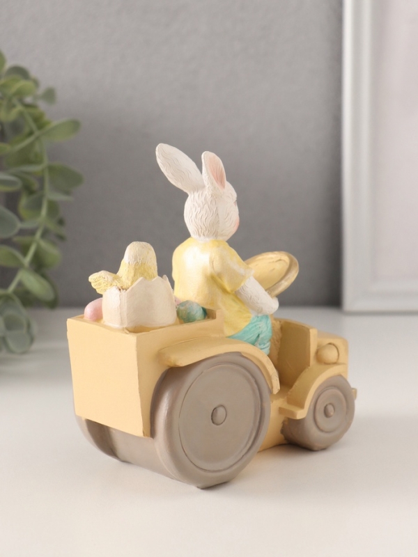 Сувенир полистоун  Сувенир полистоун "Заяц-тракторист с цыплёнком и яичками в кузове" 13х7,5х12 см
