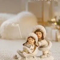 Фигурка полистоун &laquo;Подружки в белом на санках&raquo;, 14&times;5.5&times;10 см