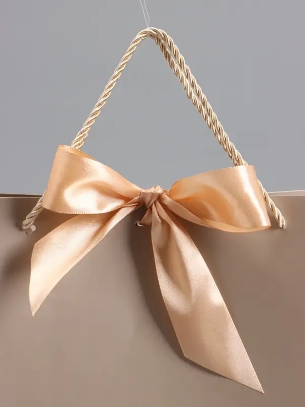 Пакет подарочный, белый, с бантом, 35 х 30 х 10 см