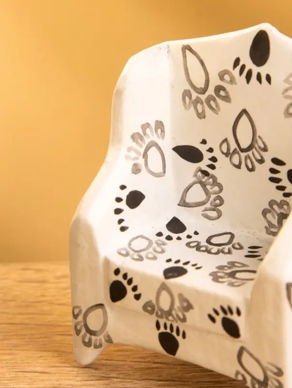 Сувенир «Кресло с следами», 5×3×6.5 см, дерево, чёрно-белый