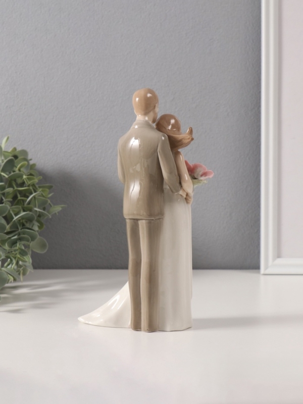 Сувенир керамика  Сувенир керамика "Жених обнимает невесту с цветком" 5x10,8x21 см