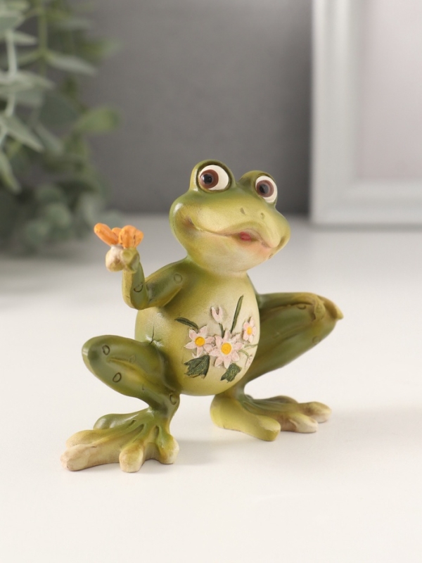 Сувенир полистоун Сувенир полистоун "Лягушонок с бабочкой, с цветами на животике" 10,5х4х8,5 см