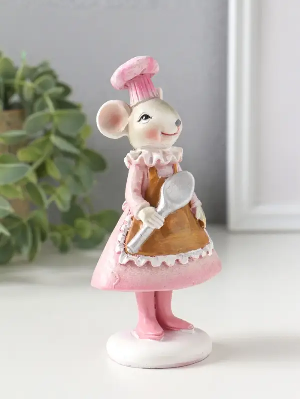 Сувенир полистоун "Мышка-поварёнок в розовом платье и колпаке, с ложкой" 6х4,5х13 см