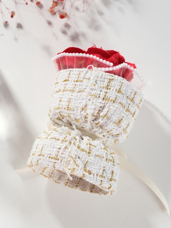 Букет из мыльных лепестков "Три розы с открыткой в коробке" красный 10,6х10,6х17 см