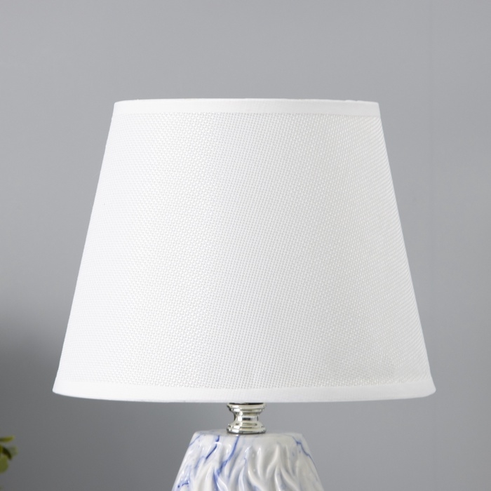 Настольная лампа с абажуром RISALUX «Андрес», Е14, 40 Вт, бело-синий, 20×20×31.5 см Настольная лампа с абажуром RISALUX «Андрес», Е14, 40 Вт, бело-синий, 20×20×31.5 см