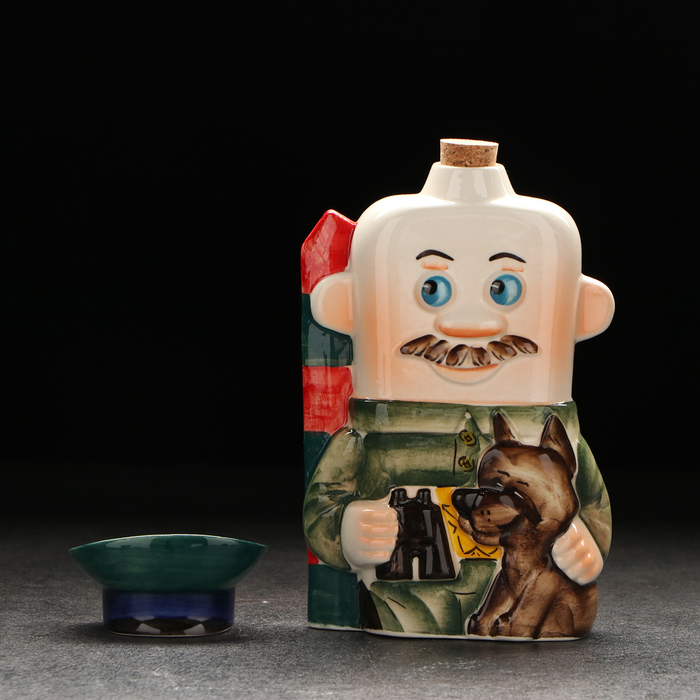 Штоф фарфоровый «Пограничник», 0.4 л, в упаковке книге Штоф фарфоровый «Пограничник», 0.4 л, в упаковке книге