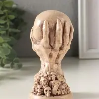 Статуэтка "Череп на руке" высота 12 см, цвет слоновая кость