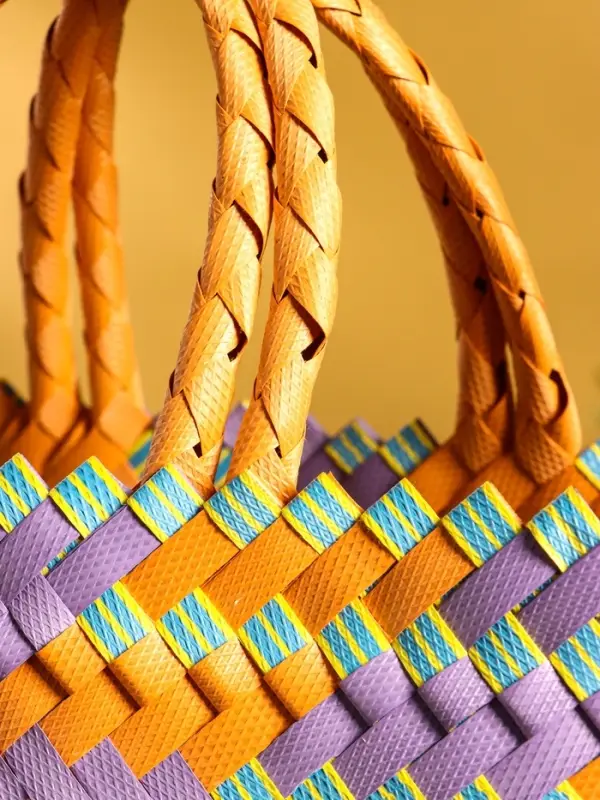 Сумка плетёная пластиковая 20х10х30 см, цв. разноцветный Сумка плетёная пластиковая 20х10х30 см, цв. разноцветный