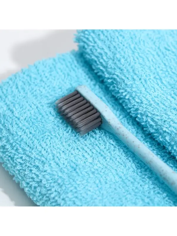 Зубная щетка мягкая, в тубе, бирюзовая